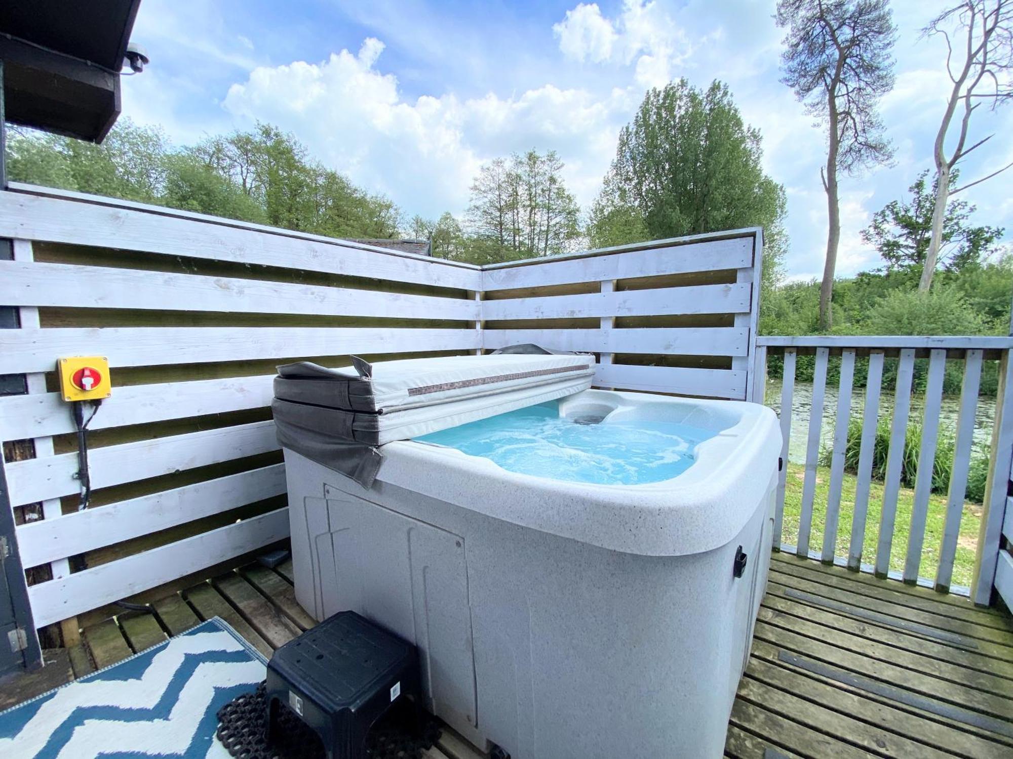 Magpie 2 Hot Tub Huntersmoon-Warminster-Longleat-Wiltshire别墅 外观 照片