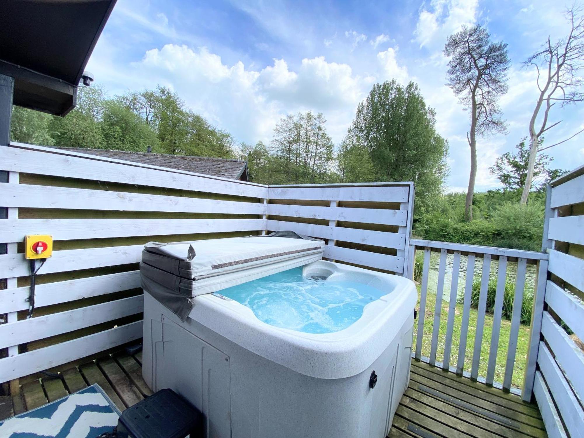 Magpie 2 Hot Tub Huntersmoon-Warminster-Longleat-Wiltshire别墅 外观 照片
